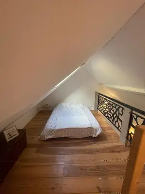 Un ou plusieurs lits dans un hébergement de l'établissement Maison au bord de la Creuse, vue sur le pont Roby