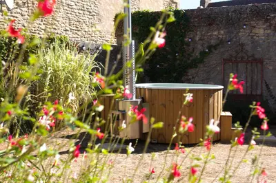 Jardin de l'établissement Maison T3 tout confort et spa Le Clos des Pierres