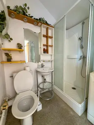 Salle de bains dans l'établissement Charmant Duplex rue des Allois - DABNB