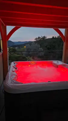 Un ou plusieurs lits dans un hébergement de l'établissement Maison avec spa privatif et vue sur la vallée