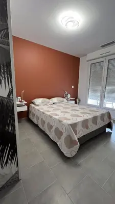 Un ou plusieurs lits dans un hébergement de l'établissement Maison avec spa privatif et vue sur la vallée