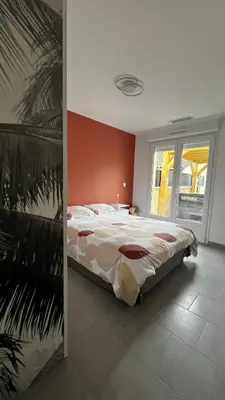 Un ou plusieurs lits dans un hébergement de l'établissement Maison avec spa privatif et vue sur la vallée