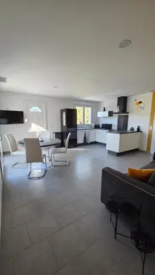 Cuisine ou kitchenette dans l'établissement Maison avec spa privatif et vue sur la vallée