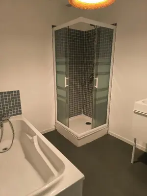 Salle de bains dans l'établissement La maison des Combrailles