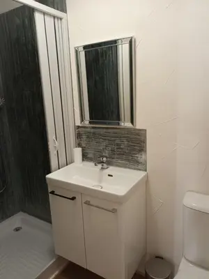 Salle de bains dans l'établissement le nid des choups le petit duplex1