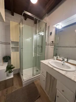 Salle de bains dans l'établissement Maison du Barry - Piscine - Périgord Dordogne