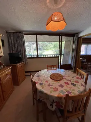 Télévision ou salle de divertissement dans l'établissement Loue appartement au Mont Dore AUVERGNE