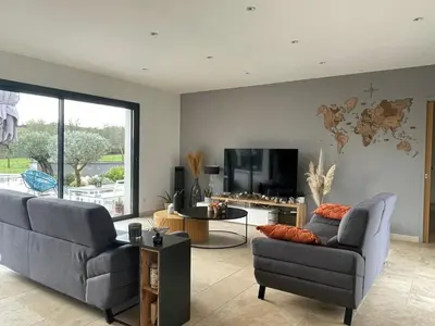 Télévision ou salle de divertissement dans l'établissement VILLA OLEA - Piscine et Spa - Sarlat Périgord