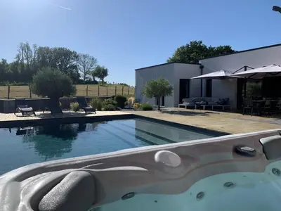 Piscine de l'établissement VILLA OLEA - Piscine et Spa - Sarlat Périgord ou située à proximité