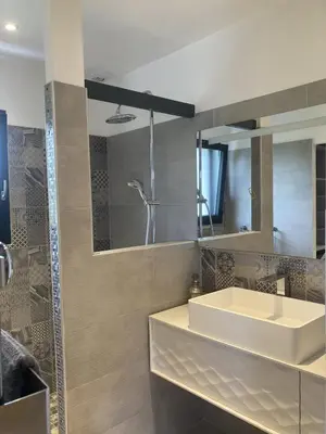 Salle de bains dans l'établissement VILLA OLEA - Piscine et Spa - Sarlat Périgord