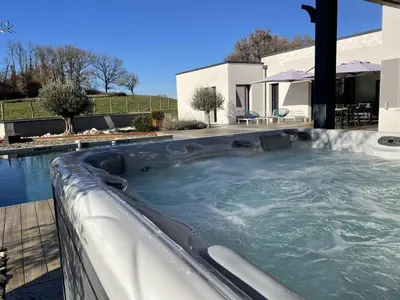Piscine de l'établissement VILLA OLEA - Piscine et Spa - Sarlat Périgord ou située à proximité