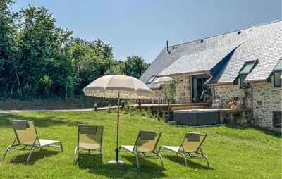 Jardin de l'établissement Beautiful Home In Alleyrat With Wifi