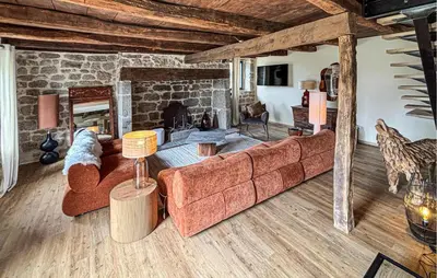 Coin salon dans l'établissement Beautiful Home In Alleyrat With Wifi