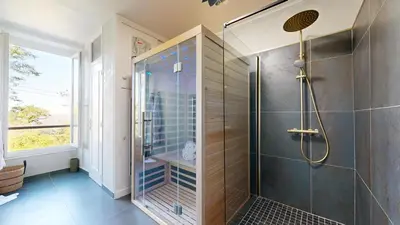 Salle de bains dans l'établissement Cosy Avec Sauna et Spa Privatif