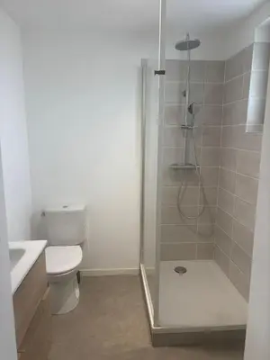 Salle de bains dans l'établissement Logis Le Pagnon