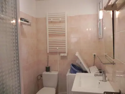 Salle de bains dans l'établissement VILLA LOZELOUX n 1