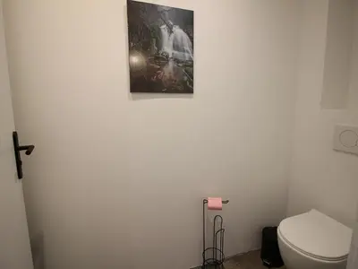 Salle de bains dans l'établissement Maison rénovée 3 ch, billard, jardin, La Bourboule - FR-1-608-295