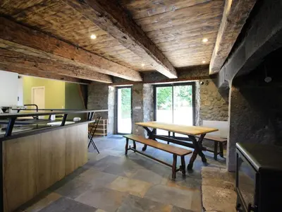 Cuisine ou kitchenette dans l'établissement Maison rénovée 3 ch, billard, jardin, La Bourboule - FR-1-608-295