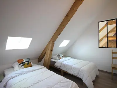 Un ou plusieurs lits dans un hébergement de l'établissement Maison rénovée 3 ch, billard, jardin, La Bourboule - FR-1-608-295