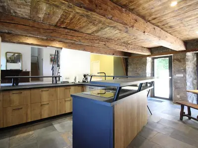Cuisine ou kitchenette dans l'établissement Maison rénovée 3 ch, billard, jardin, La Bourboule - FR-1-608-295