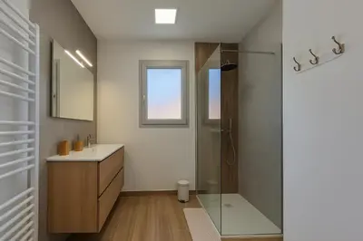 Salle de bains dans l'établissement Gîte l'Unik Lac de Vassivière