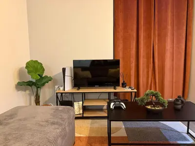 Télévision ou salle de divertissement dans l'établissement L'Industrielle - Cozy & central - Close to train station