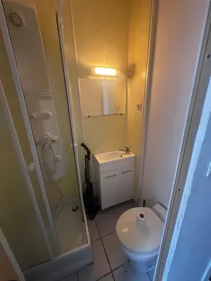 Salle de bains dans l'établissement Petit studio centre mont dore