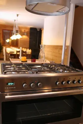 Cuisine ou kitchenette dans l'établissement Chalet camp de base pour tribu sportif wifi 5 ch
