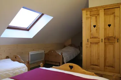 Un ou plusieurs lits dans un hébergement de l'établissement Chalet camp de base pour tribu sportif wifi 5 ch