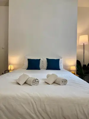 Un ou plusieurs lits dans un hébergement de l'établissement Studio 3 chaleureux Av Garibaldi DABNB
