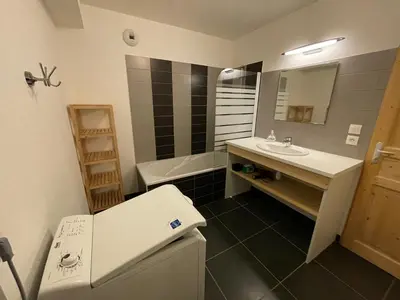 Salle de bains dans l'établissement ALTURA T2 Duplex wifi au pied des montagnes