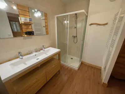 Salle de bains dans l'établissement Rocher du Cerf skis aux pieds 3 ch 2 sdb