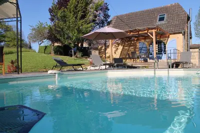 Piscine de l'établissement Les Combes avec piscine chauffée au nord Sarlat ou située à proximité