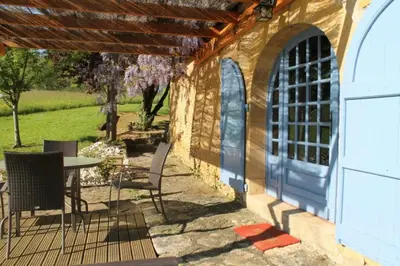 Jardin de l'établissement Les Combes avec piscine chauffée au nord Sarlat