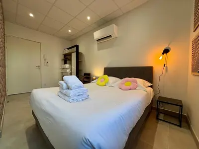 Un ou plusieurs lits dans un hébergement de l'établissement CASA BLUM #1 - Appartement pour 4 personnes climatisé - CASA BLUM #2 - Studio climatisé & CASA BLUM #3 - T2 climatisé avec terrasse