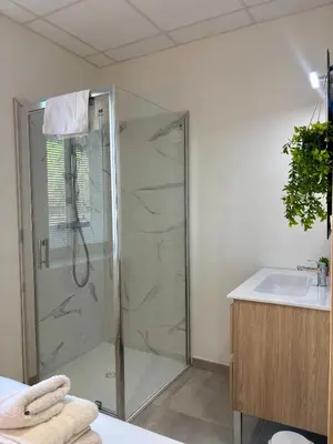 Salle de bains dans l'établissement CASA BLUM #1 - Appartement pour 4 personnes climatisé - CASA BLUM #2 - Studio climatisé & CASA BLUM #3 - T2 climatisé avec terrasse