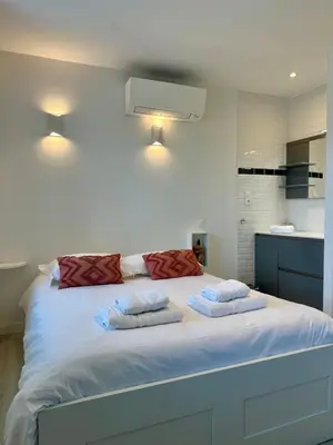 Un ou plusieurs lits dans un hébergement de l'établissement CASA BLUM #1 - Appartement pour 4 personnes climatisé - CASA BLUM #2 - Studio climatisé & CASA BLUM #3 - T2 climatisé avec terrasse