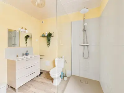 Salle de bains dans l'établissement Jolie maison pour 4 à proximité du centre