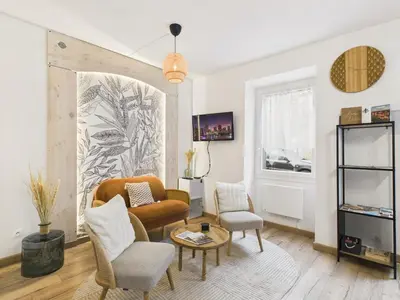 Télévision ou salle de divertissement dans l'établissement Jolie maison pour 4 à proximité du centre