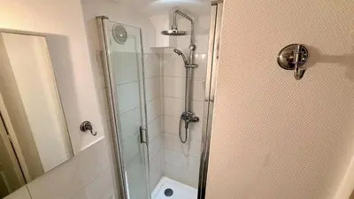 Salle de bains dans l'établissement Les Cimes au cœur du Massif du Sancy