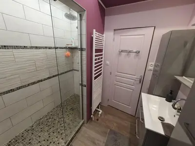 Salle de bains dans l'établissement Maison familiale au coeur des volcans d'auvergne