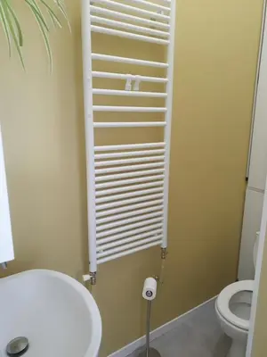 Salle de bains dans l'établissement Maison familiale au coeur des volcans d'auvergne