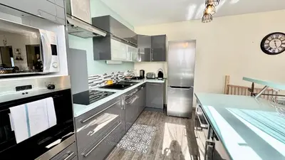 Cuisine ou kitchenette dans l'établissement Le refuge, Wifi, Parking privé, Proche Limoges, terrasse, jardin