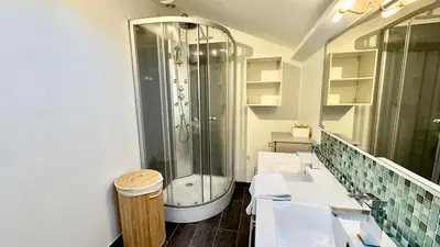 Salle de bains dans l'établissement Le refuge, Wifi, Parking privé, Proche Limoges, terrasse, jardin
