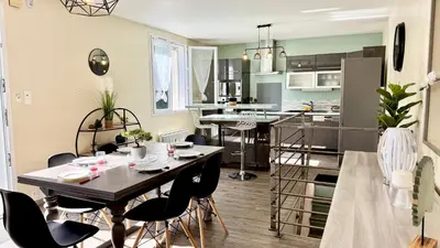 Cuisine ou kitchenette dans l'établissement Le refuge, Wifi, Parking privé, Proche Limoges, terrasse, jardin