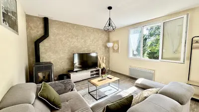 Télévision ou salle de divertissement dans l'établissement Le refuge, Wifi, Parking privé, Proche Limoges, terrasse, jardin