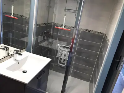Salle de bains dans l'établissement Chez Mireille, au coeur du Sancy