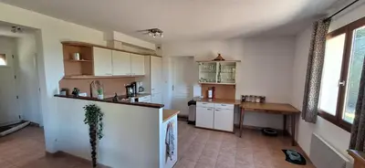 Cuisine ou kitchenette dans l'établissement Résidence Hirondelle Corrèze