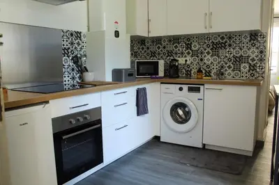 Cuisine ou kitchenette dans l'établissement Cozy Air-Conditioned - Central - Close to Train Station