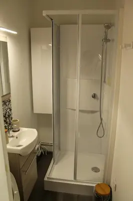 Salle de bains dans l'établissement Cozy Air-Conditioned - Central - Close to Train Station